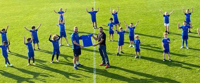 Reda presenting Mark with the new kits